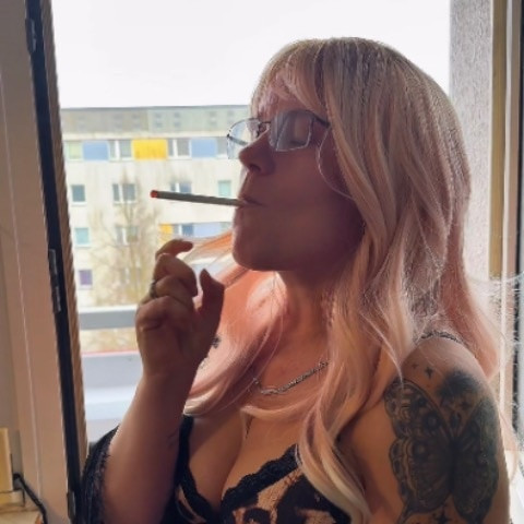 Jey_smoking