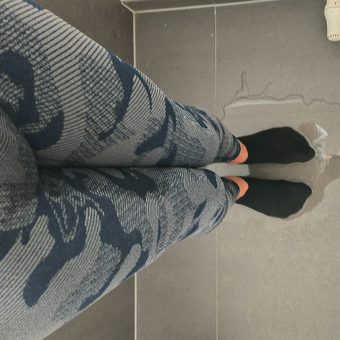 Legging wetting boy