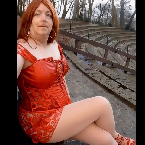 Nicki-Crossdress