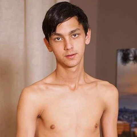 Adam Veller (Carlos Costa)