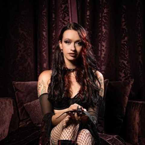 Morticia_Crowe