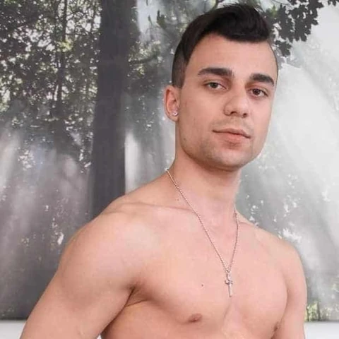 Romi Zuska (Nick Vargas)