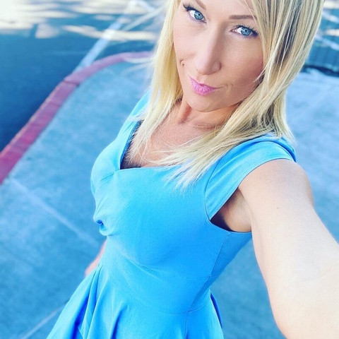 MommaBlondeBombshell